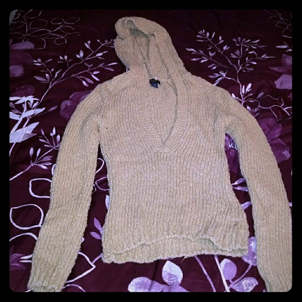 Tan knited v-neck form fitting hoodie